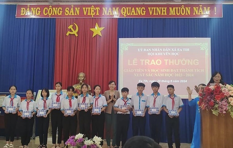 Hội khuyến học xã Ea Tyh tổ chức trao thưởng cho giáo viên và học sinh đạt thành tích xuất sắc trong  năm học 2023 -2024